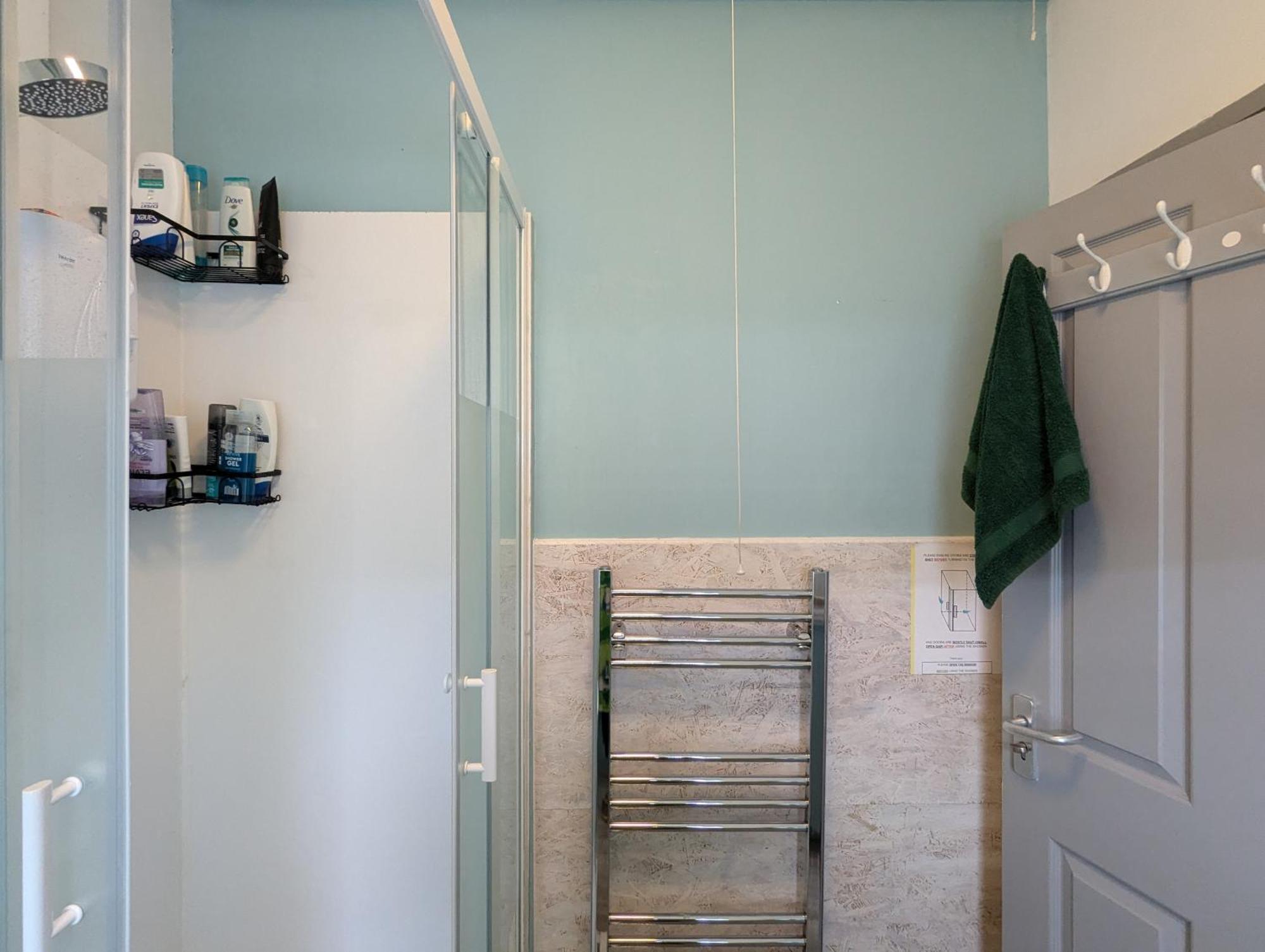 R3 - Cozy Small Double - City & Beach Access, Wifi, Free Parking - Self Catering Swansea Bagian luar foto