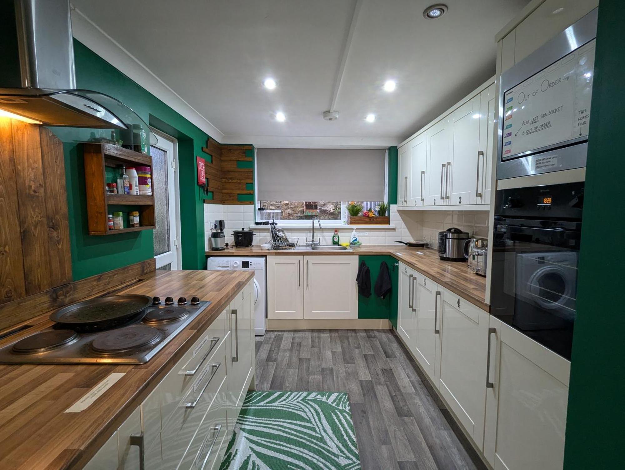 R3 - Cozy Small Double - City & Beach Access, Wifi, Free Parking - Self Catering Swansea Bagian luar foto