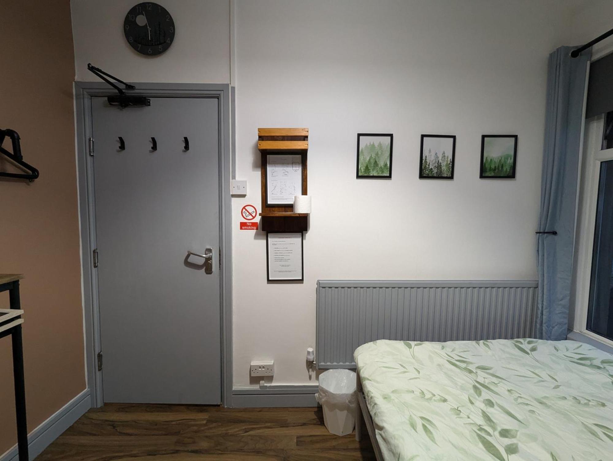 R3 - Cozy Small Double - City & Beach Access, Wifi, Free Parking - Self Catering Swansea Bagian luar foto