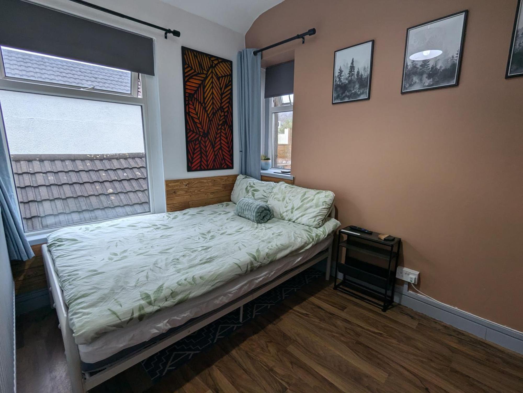 R3 - Cozy Small Double - City & Beach Access, Wifi, Free Parking - Self Catering Swansea Bagian luar foto