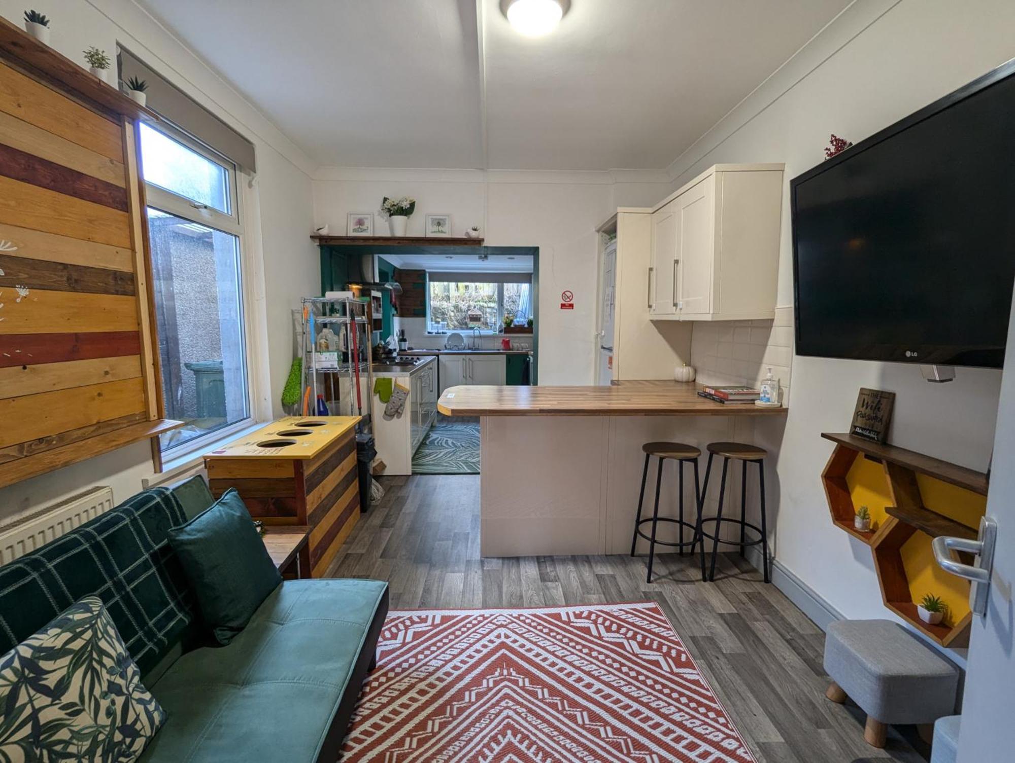 R3 - Cozy Small Double - City & Beach Access, Wifi, Free Parking - Self Catering Swansea Bagian luar foto