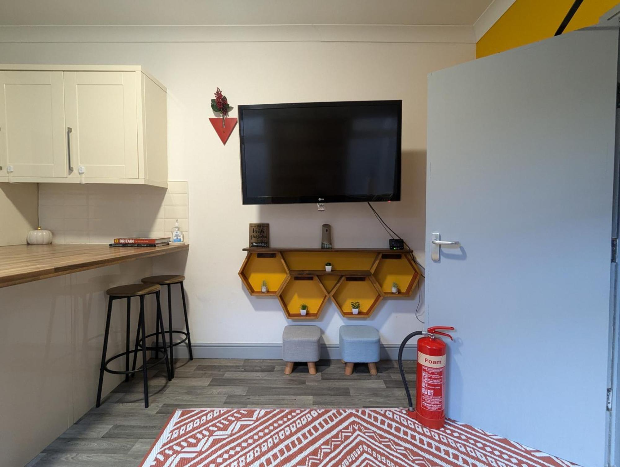 R3 - Cozy Small Double - City & Beach Access, Wifi, Free Parking - Self Catering Swansea Bagian luar foto
