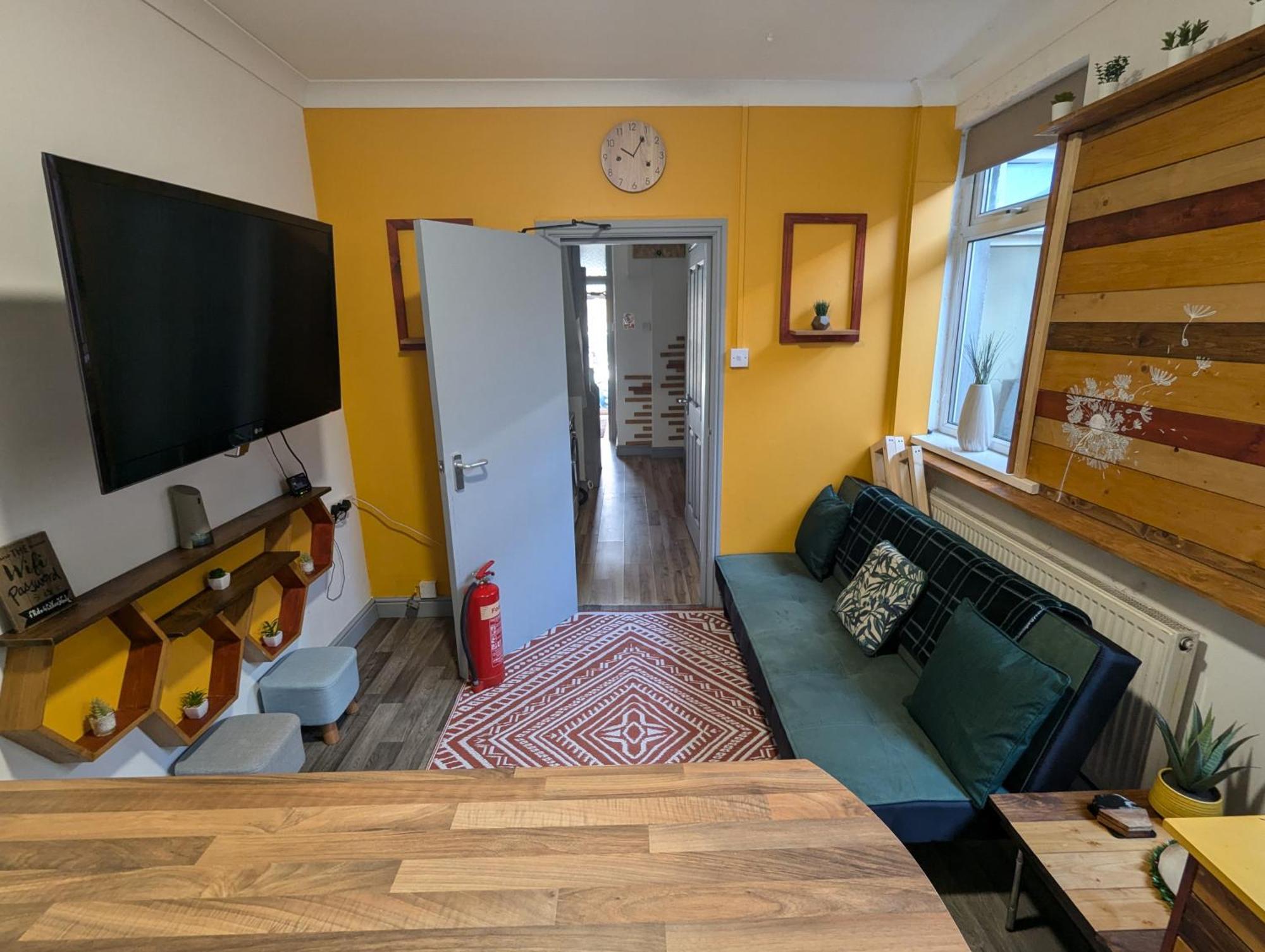 R3 - Cozy Small Double - City & Beach Access, Wifi, Free Parking - Self Catering Swansea Bagian luar foto